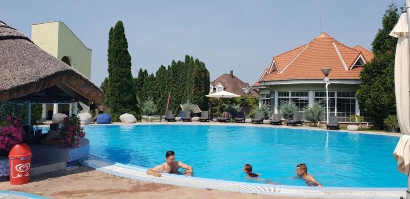 Mediterran Apartman With Pool Siófok Eksteriør billede