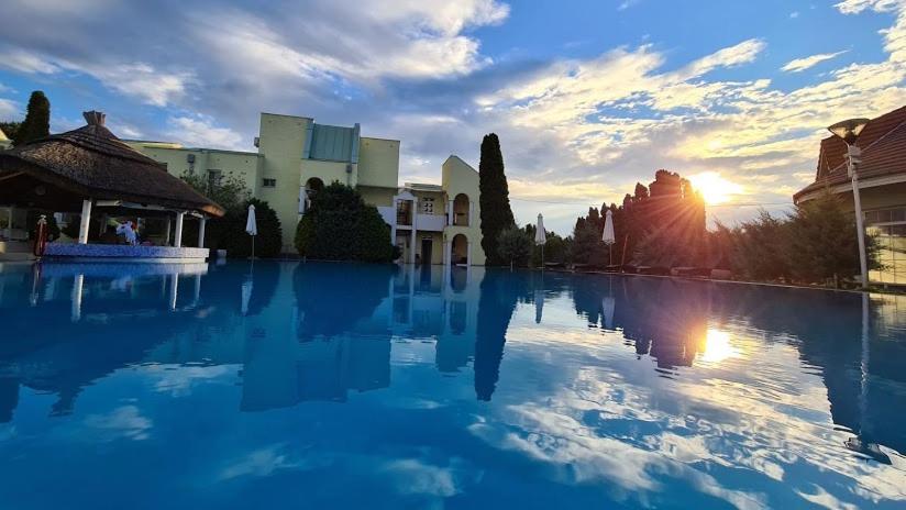 Mediterran Apartman With Pool Siófok Eksteriør billede