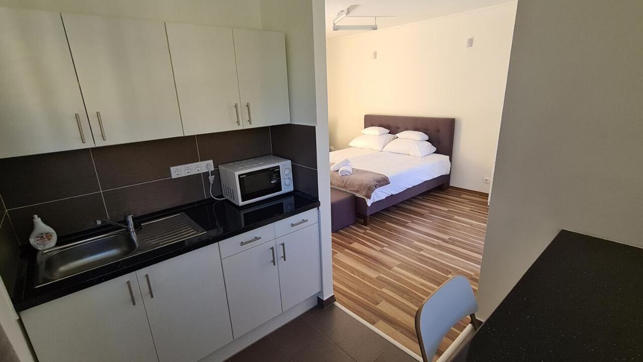 Mediterran Apartman With Pool Siófok Eksteriør billede