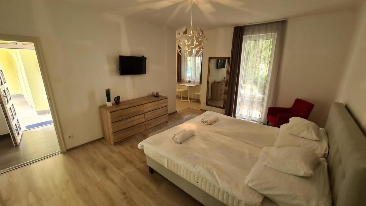 Mediterran Apartman With Pool Siófok Eksteriør billede